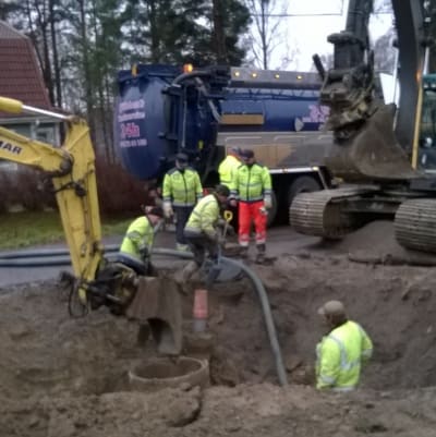 Sjundeå vattentjänstverk jobbar med att reparera ett läckage på Vargsvängen i centrum.