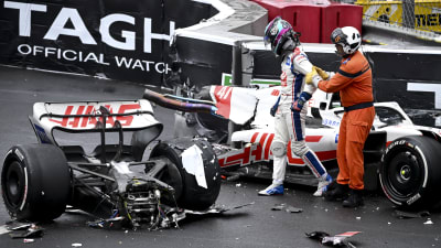 Mick Schumacher leds bort från sin söndriga bil.