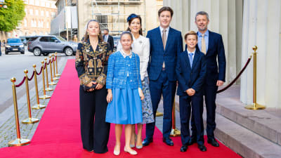 Kronprins Frederik och kronprinsessan Mary tillsammans med sina fyra barn, prinsessorna Isabella och Joesphine samt prinsarna Christian och Vincent.