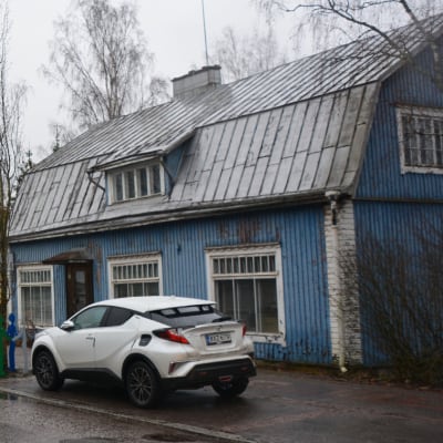 Stora Byvägen i Nickby. En gata kantas av höghus på vänstra sidan och trähus i blått, gult och vitt på högra sidan.