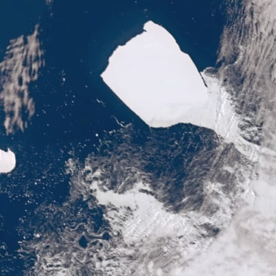 Satelliittikuva pilviverhon alla meressä ajelehtivasta jäävuoresta