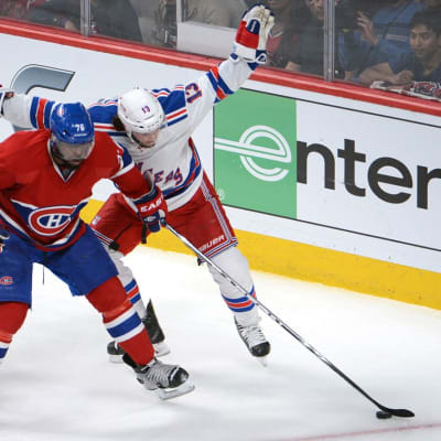 Montreal Canadiensin P.K. Subban (vas.) ja New York Rangersin Daniel Carcillo (oik.) tavoittelevat kiekkoa.