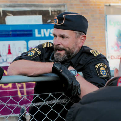 Bild ur tv-serien Tunna blå linjen: Polis talar med ungdomar i Malmö.