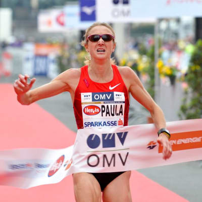 Paula Radcliffe katkaisee maalinauhan voittajana Wienin maratonilla.