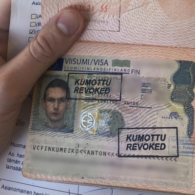 Kuva Anton Kumienkon passista ja viisumista. Henkilökohtaiset tiedot ovat sumennettu kuvasta.