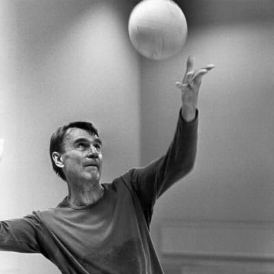 Svartvit bild på mauno koivisto som spelar volleyboll den 13 september 1981.