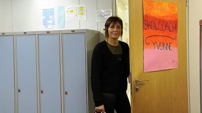 Yvonne Backman, skolcoach i Närpes högstadieskola, står utanför dörren till sitt rum