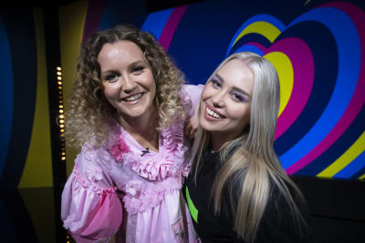 Programledarna Märta Westerlund och Katri Norrlin i programmet Viisukupla - Eurovisionsbubblan 2023