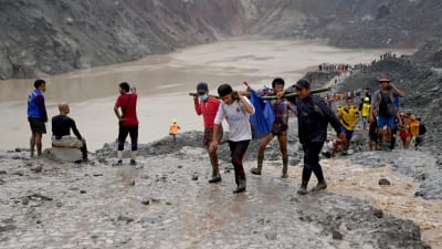 Det här är en arkivbild på räddningsarbetet vid Hpakant-gruvan i Myanmar i juli 2020, då nästan 300 gruvarbetare omkom i ett jordskred. 