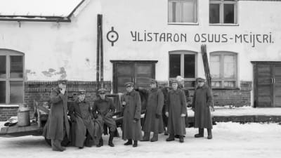 Soldater framför mejeriet i Ylistaro. Iscensatt bild från dokumentären Tammisunnuntai 1918.
