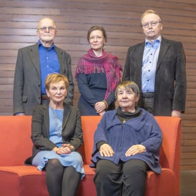 Saamelaisten totuus- ja sovintokomission komissaarit Heikki J Hŧvärinen, Miina Seurujärvi, Kari Mäkinen, Hannele Pokka ja Irja Jefremoff. 