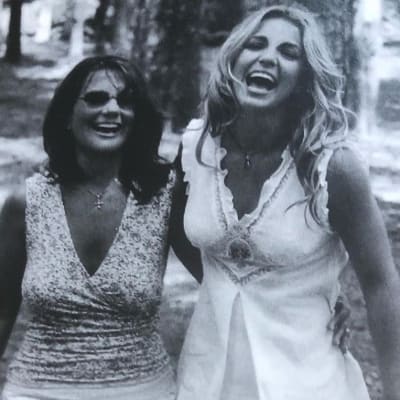 Svartvit bild av Britney Spears tillsammans med sin mamma Lynne.