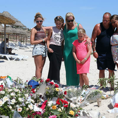Brittiläisiä turisteja suremassa hotelli Imperial Marhaban rannalla tehdyn terroristi-iskussa menehtyneitä 30. heinäkuuta