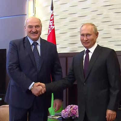 Belarus president Aleksandr Lukasjenko (t.v.) och Rysslands president Vladimir Putin träffades i Sotji, Ryssland måndagen 14.9.2020.