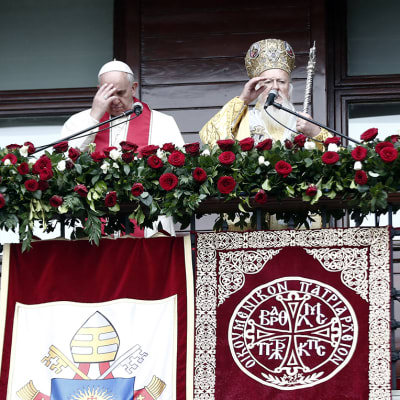 Paavi Franciscus ja patriarkka Bartolomeos.