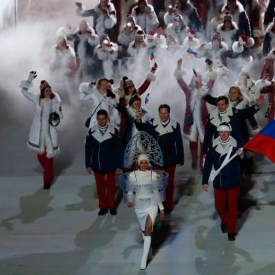 Venäjän joukkue marssii Sotshin olympialaisten avajaisissa.