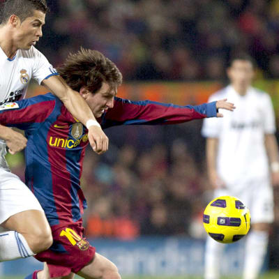 Ronaldo ja Messi kamppailevat pallosta.