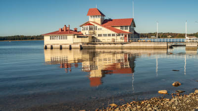 Sommarrestaurang Knipan i Ekenäs, byggd på pålar ute på vatten.