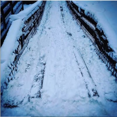 Mäkihyppymäen rinne on sotkettu tallomalla ja pulkkailemalla.