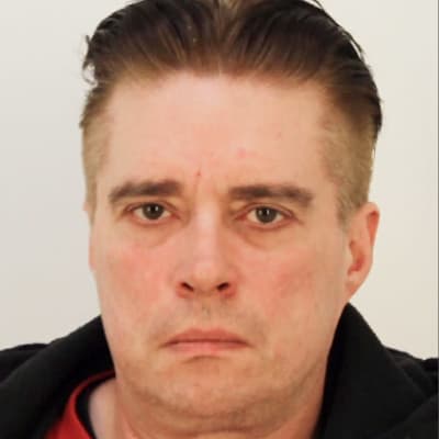 Rikoksesta epäilty ja hänen autonsa Poliisin ottamissa kuvissa