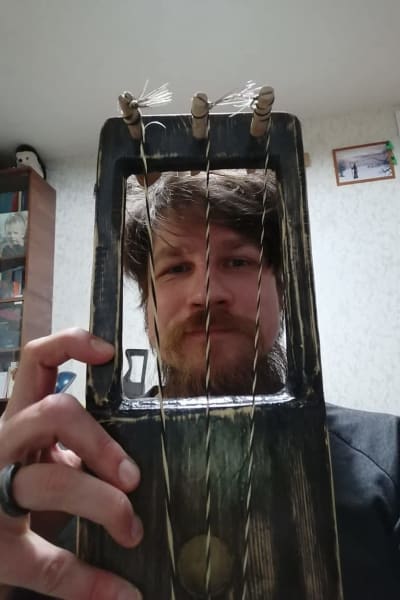 Andrej Ponomarjov med sin egen jouhikko.