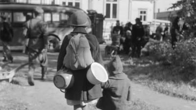 Flyktingar på Jakimvaara station under fortsättningskriget.