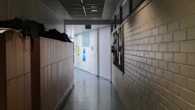 En tom skolkorridor.