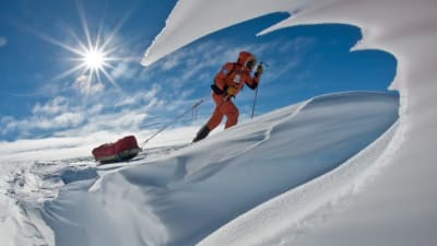 man på skidor i i antarktis
