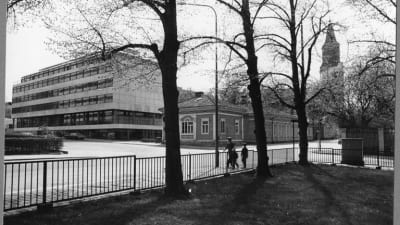 Gammal bild från Biskopsgatan i Åbo, Gadolinia byggnaden i centrum.
