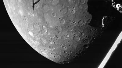 Svartvit bild av Merkurius, fotograferad med hjälp av rymdsonden Bepicolombo.