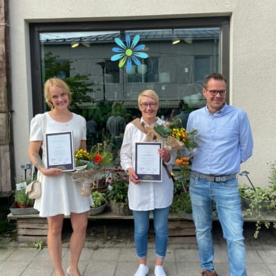 Tre personer som står bredvid varandra och visar pris de fått. De heter Anne Ekholm, Petra Rehnström och Mats Rehnström.