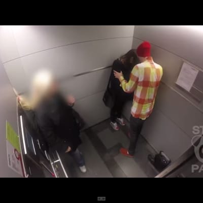 Sthlm Pandas senaste video testar hur folk reagerar när de blir vittnen till våld i hissen.