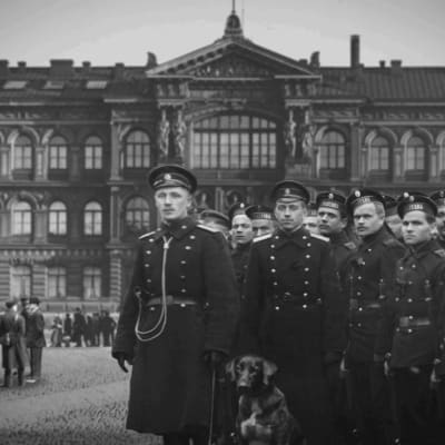 Ateneumin edessä joukko venäläisiä sotilaita Helsingissä 1917.