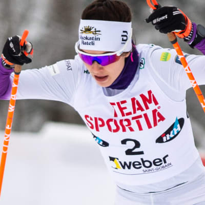 Jasmin Kähärä åker skidor.