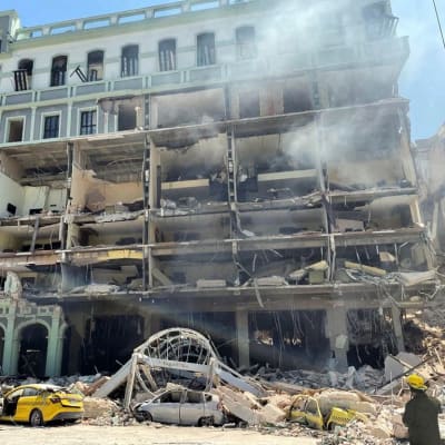Katu on täynnä betoni- ja metallirojua sen jälkeen, kun räjähdys tuhosi Hotel Saratogan Havannassa, Kuubassa 6. toukokuuta.