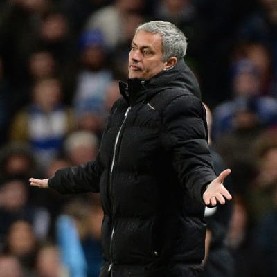 Chelsean manageri José Mourinho levittelee käsiään.