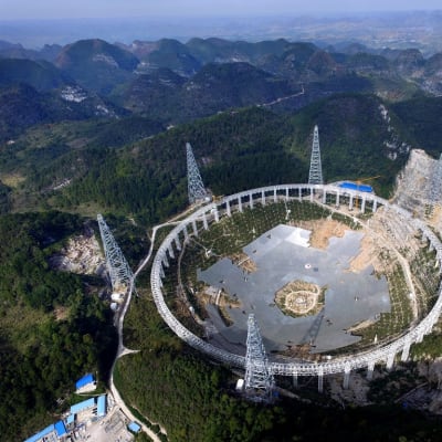 Kiinan 16. helmikuuta julkaisema kuva Guizhoun maakuntaan rakennettavasta jättiläisteleskoopista. 