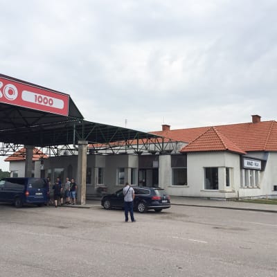Virolaiset ovat perustaneet alkoholimyymälän raja-aseman rakennukseen Latvian puolelle rajaa.