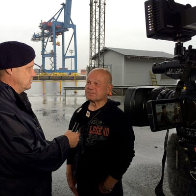 Risto Degerman haastattelee Oulun sataman työntekijöiden pääluottamusmies Pauli Kerästä