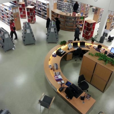 Raahen remontoitu kirjasto hyllyjä.