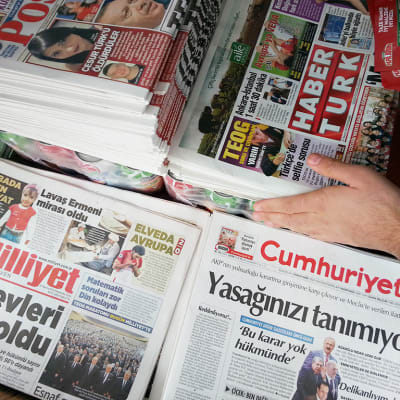 Turkkilaisia lehtiä torstaiaamuna istanbulilaisella lehtikioskilla. Alakulmassa Cumhuriyet-lehti, joka ilmoitti ensimmäisenä kieltäytyvänsä julkaisukiellon noudattamisesta.