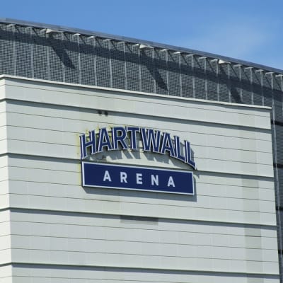 Hartwall Arenan uusi logo hallin ulkopuolella.