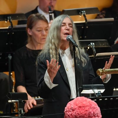 Patti Smith laulaa eläytyen Nobel-juhlassa