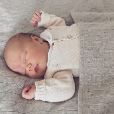 Pressbild på Sveriges nyfödda prins Gabriel. 