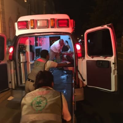 Loukkaantunutta henkilöä nostetaan ambulanssin kyytiin Meksikossa Chihuahuan kaupungissa. 