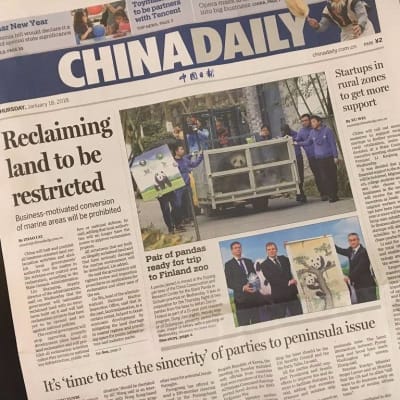Kuva englanninkielisen China Daily -lehden etusivusta, jossa juttu ja kuva pandoista.