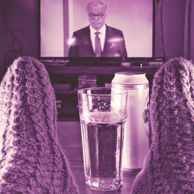 Televisio auki jossa näkyy tv-uutiset, katsoja kotona sohvalla jalat pöydällä ja pöydällä olutlasi.