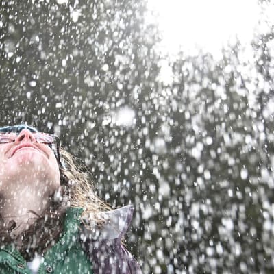 iloinen nainen lumisateessa