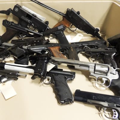 Poliisin takavarikoimia aseita