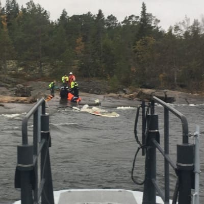 Västra Finlands sjöbevakningssektion räddar en man från det kalla havet.